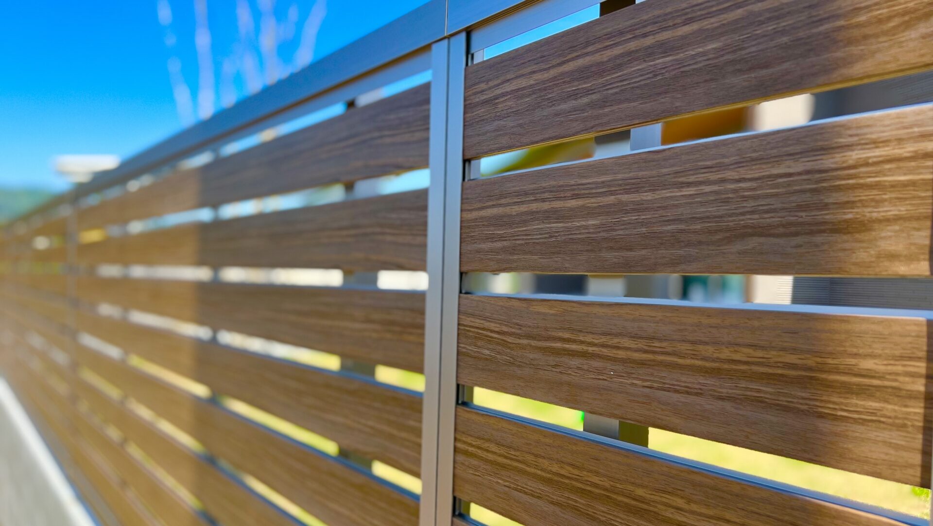 タイルデッキに最適な目隠しフェンスの種類と選び方