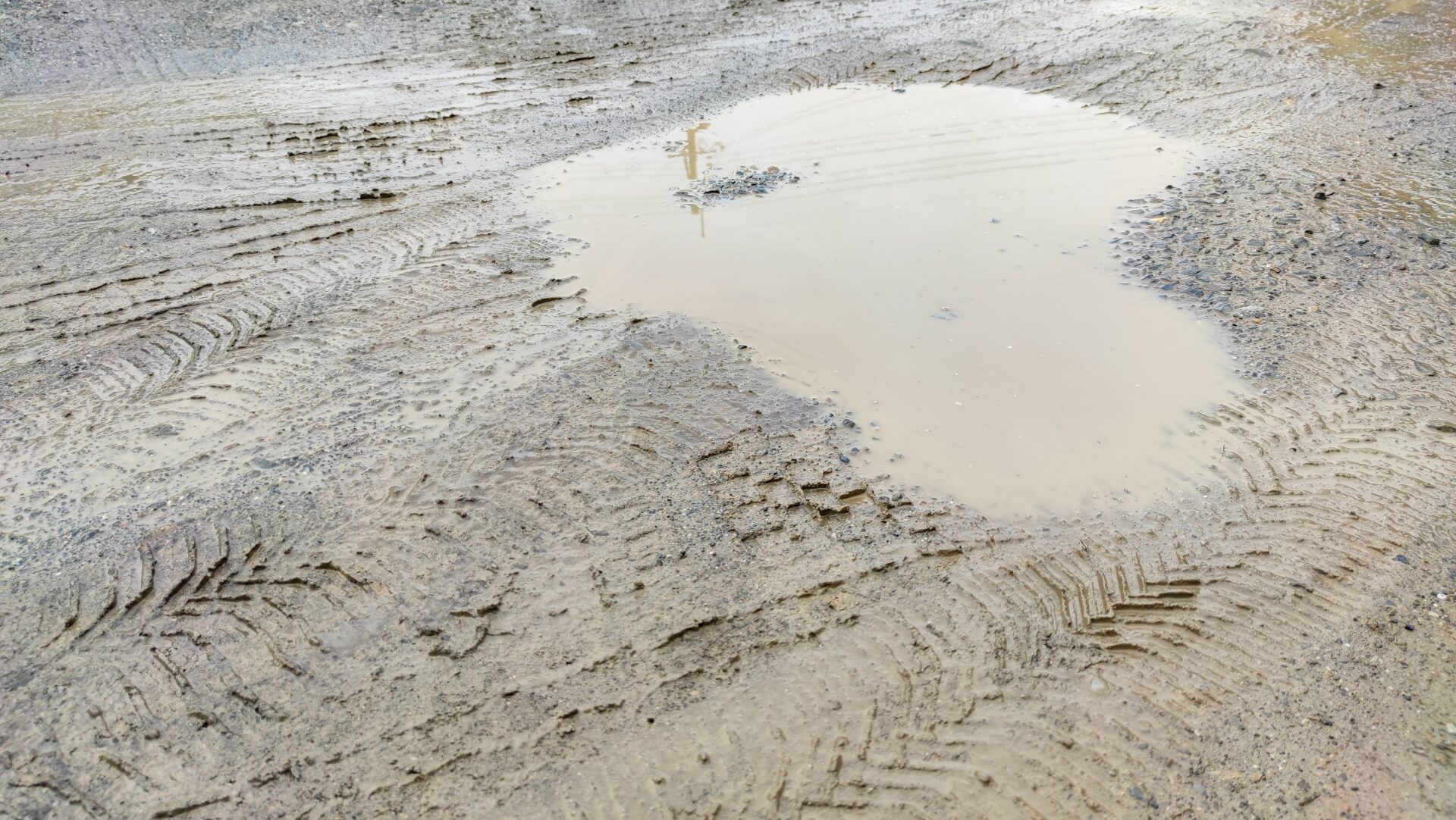 【徹底比較】駐車場のぬかるみ・水たまり対策：DIY vs プロの施工