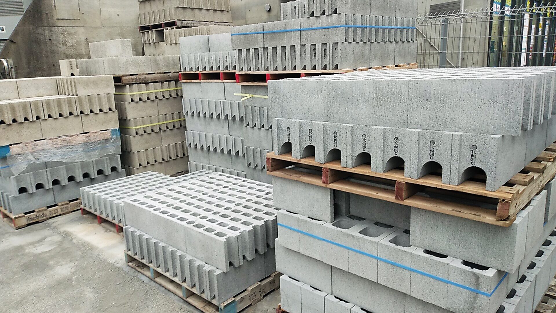 ブロックの種類で変動するブロック塀 費用の詳細