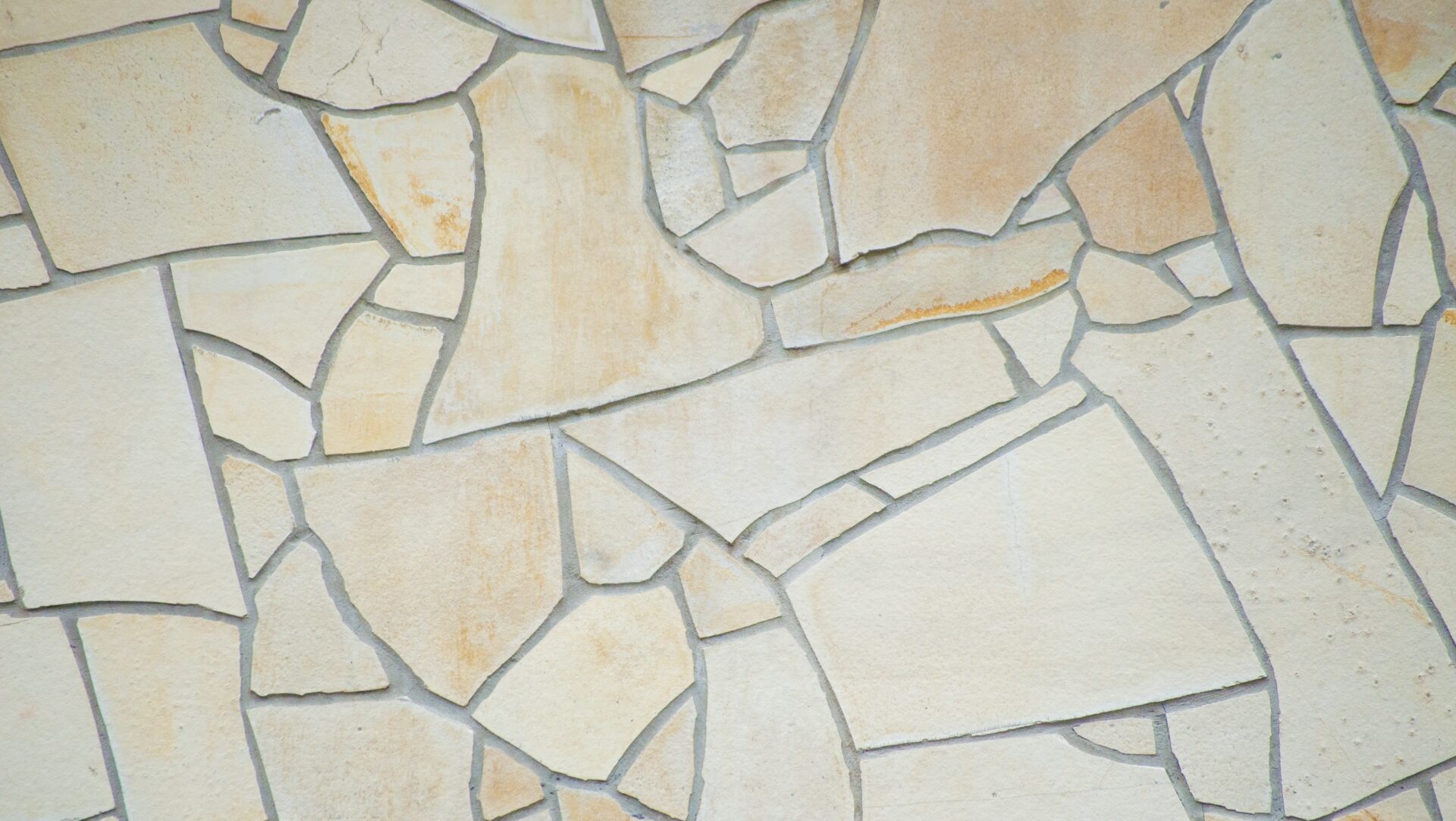 デザインや石の種類で変わる価格と特徴