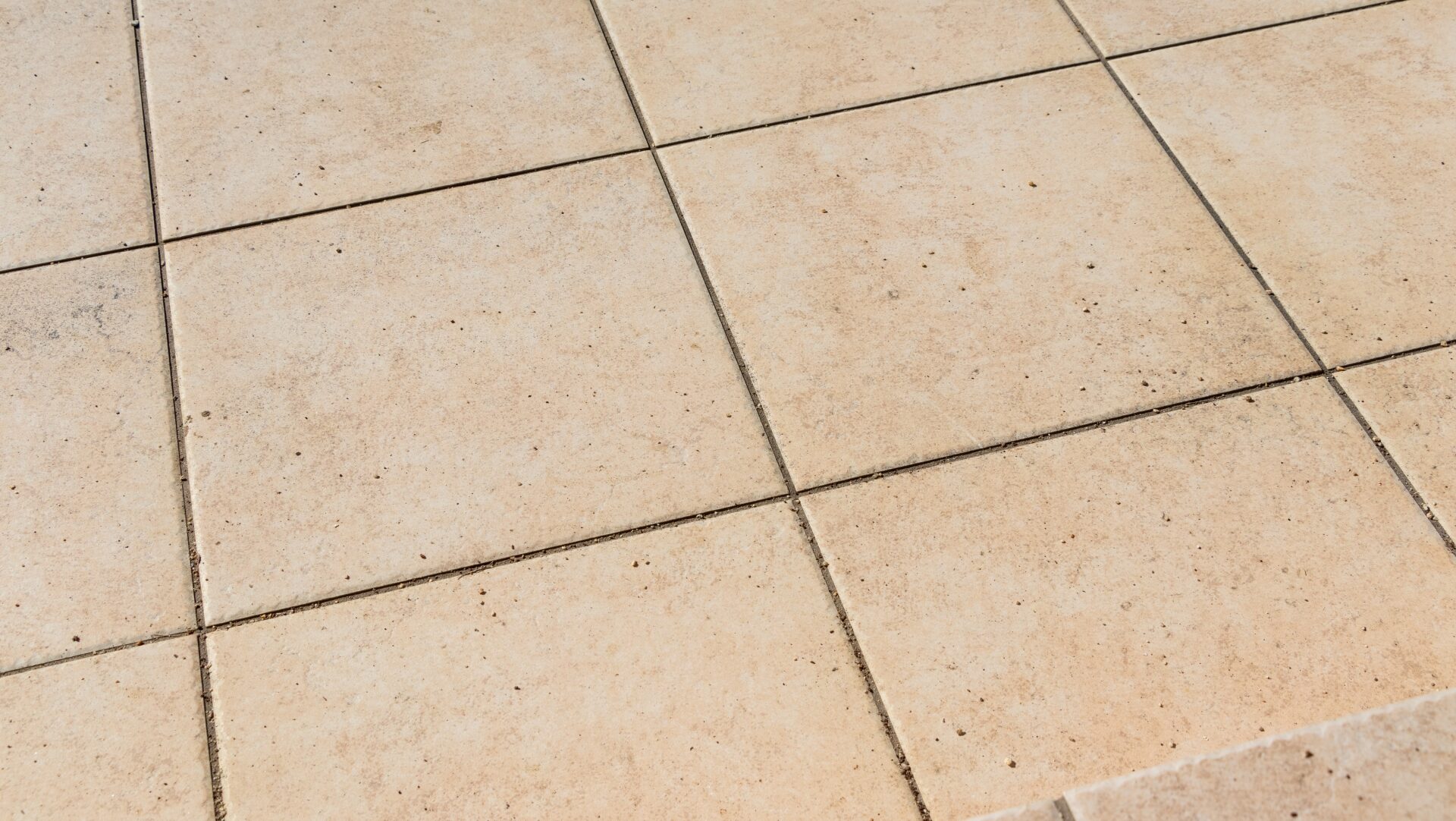 費用を抑えておしゃれなタイルデッキを作るコツ