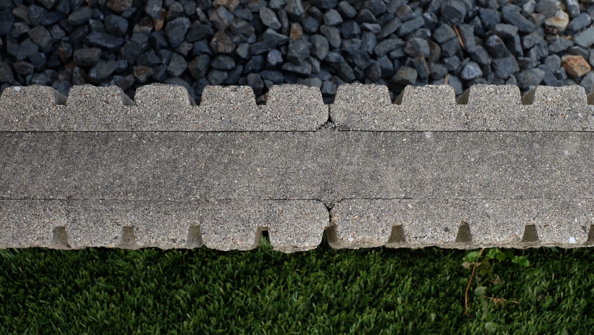 家周りの素材比較：コンクリート vs 砂利 vs 人工芝