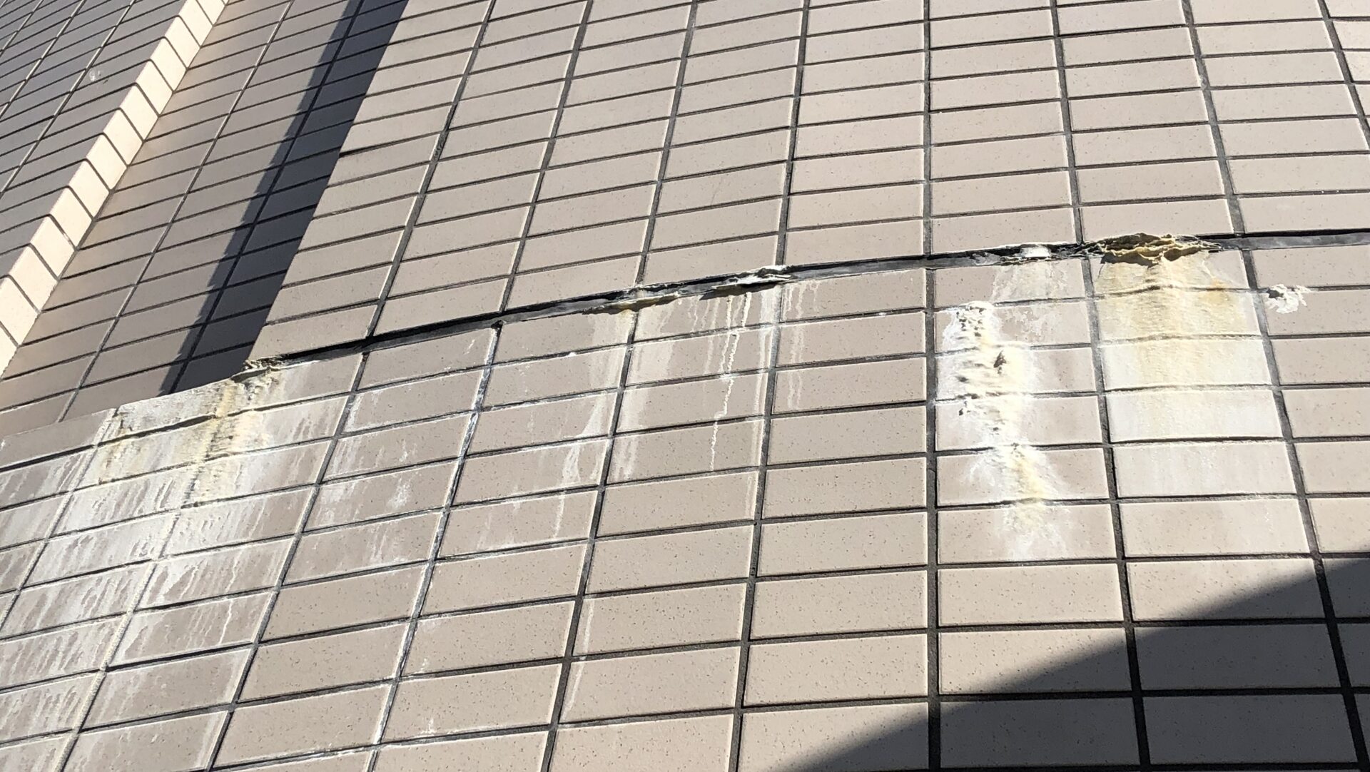 マンション外壁の塗装を行うべき最適なタイミングと劣化症状