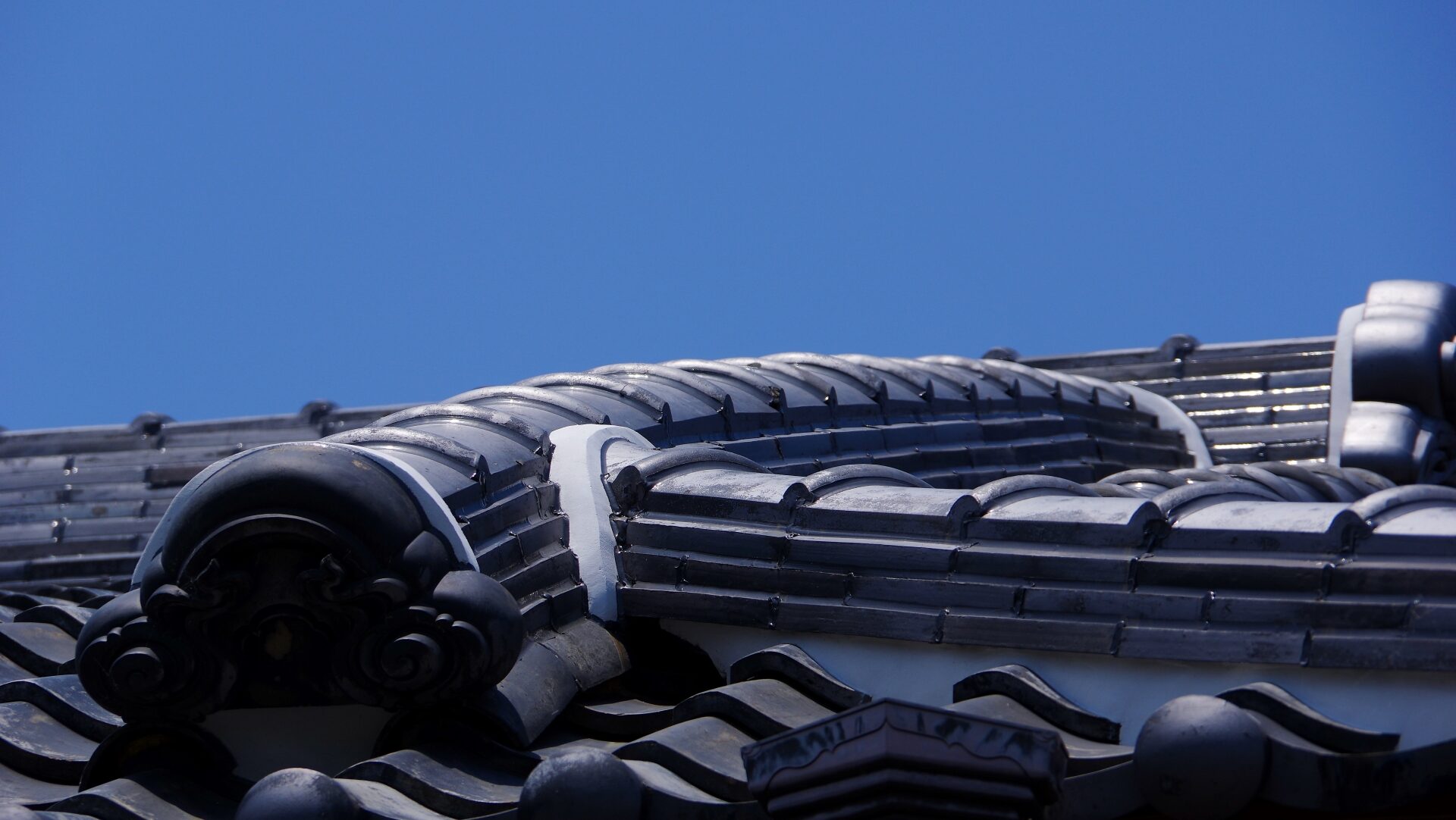 屋根瓦の漆喰補修の費用を左右する要因と見積の見方