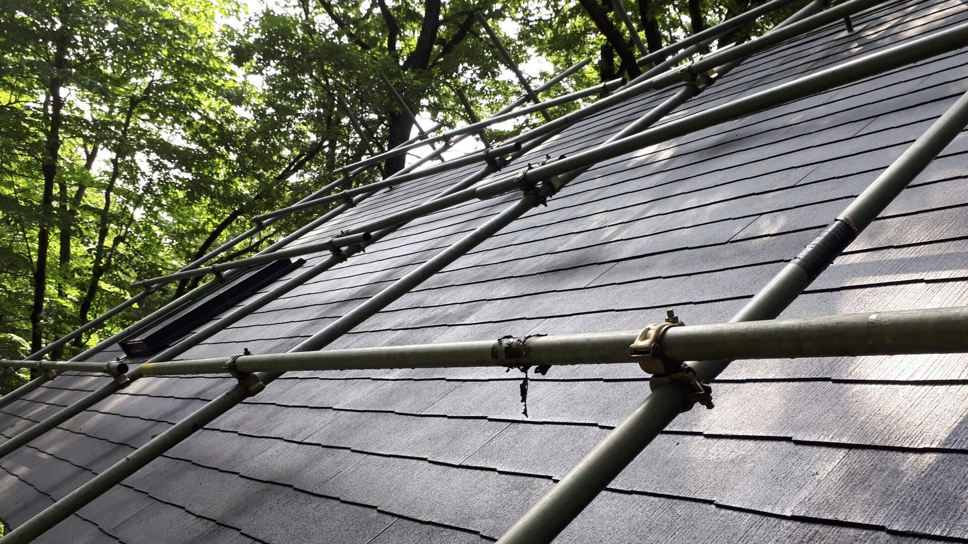 自分でできる?DIYとプロの屋根瓦の漆喰補修の違い