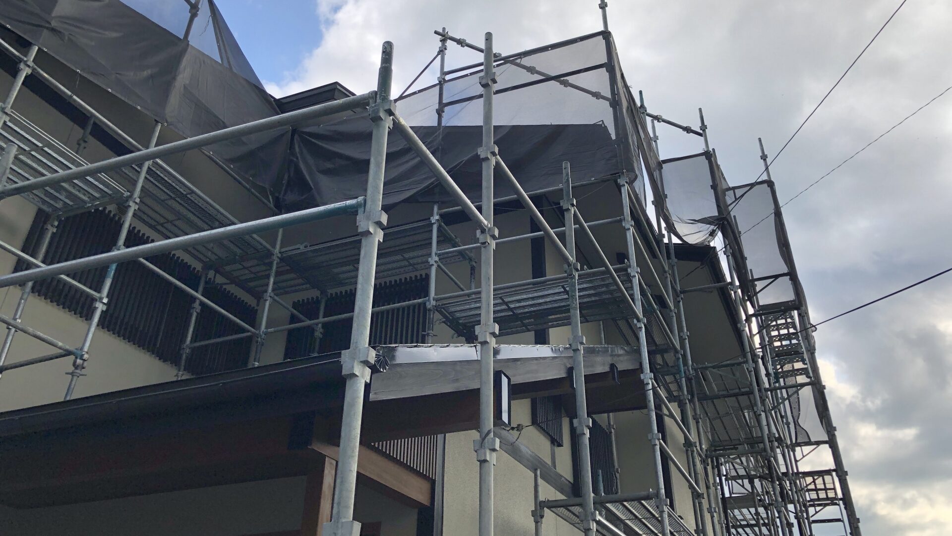 福岡で屋根瓦の塗装を依頼する際の費用相場を抑えるポイント