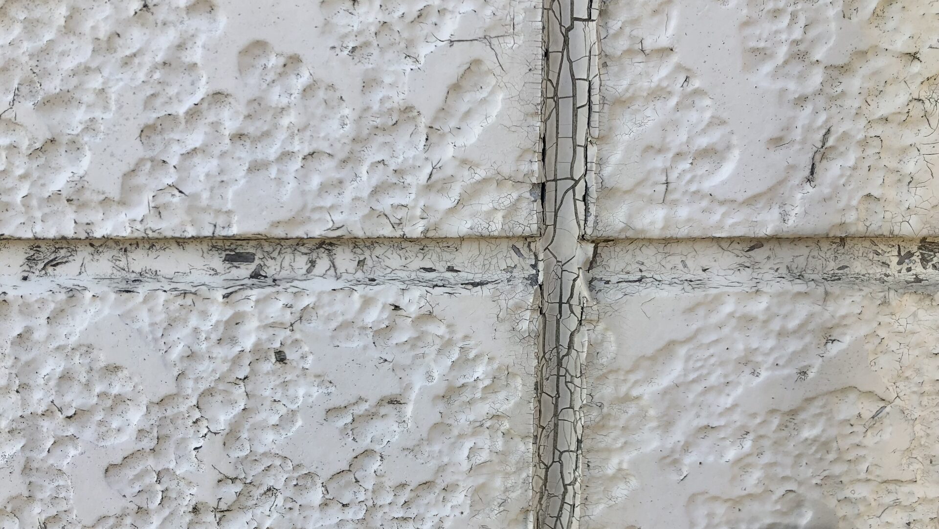 外壁材の種類別に見る外壁工事の耐用年数とメンテナンス時期