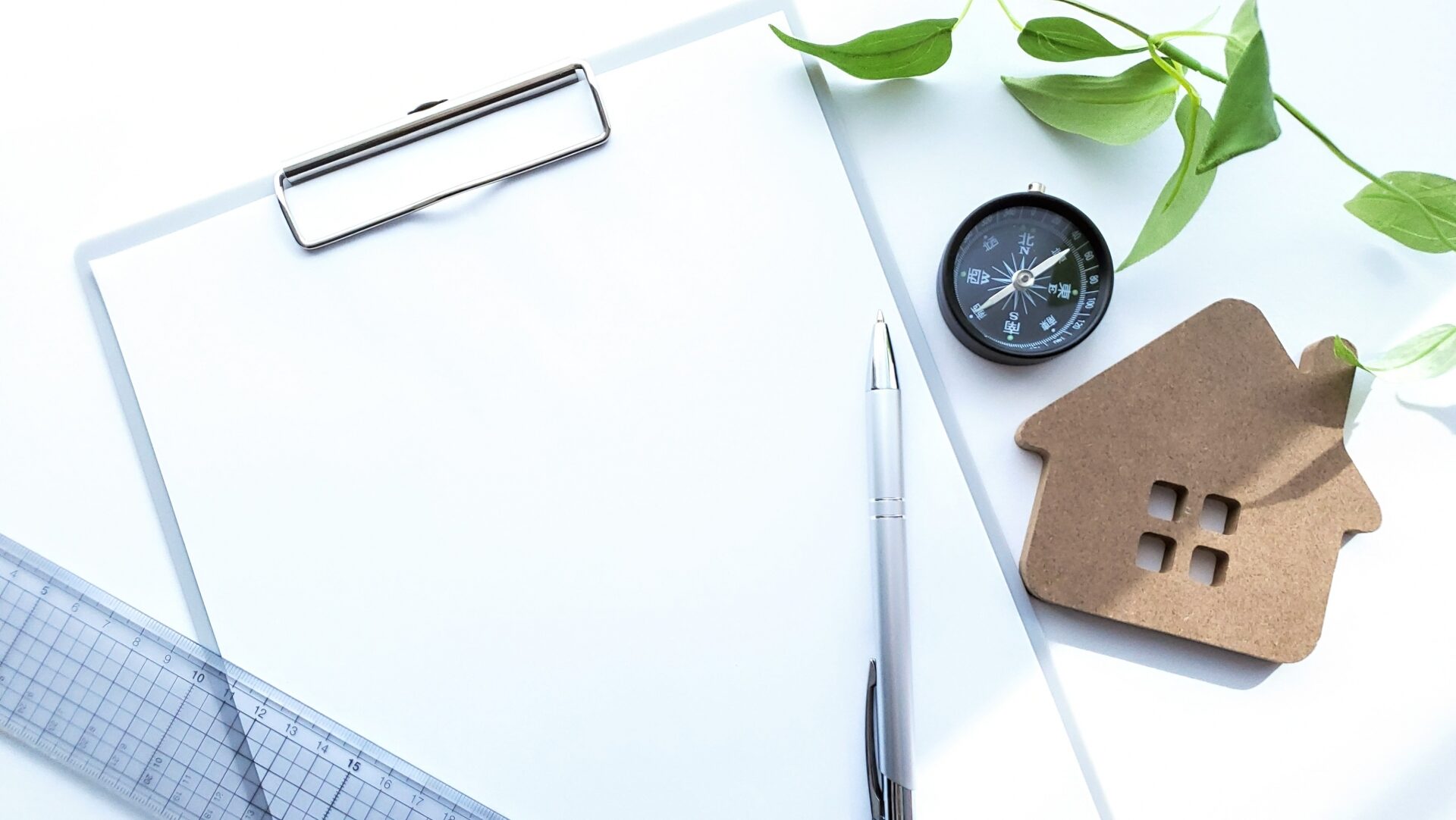 方角別にみる外壁の風水と色別の相性ガイド