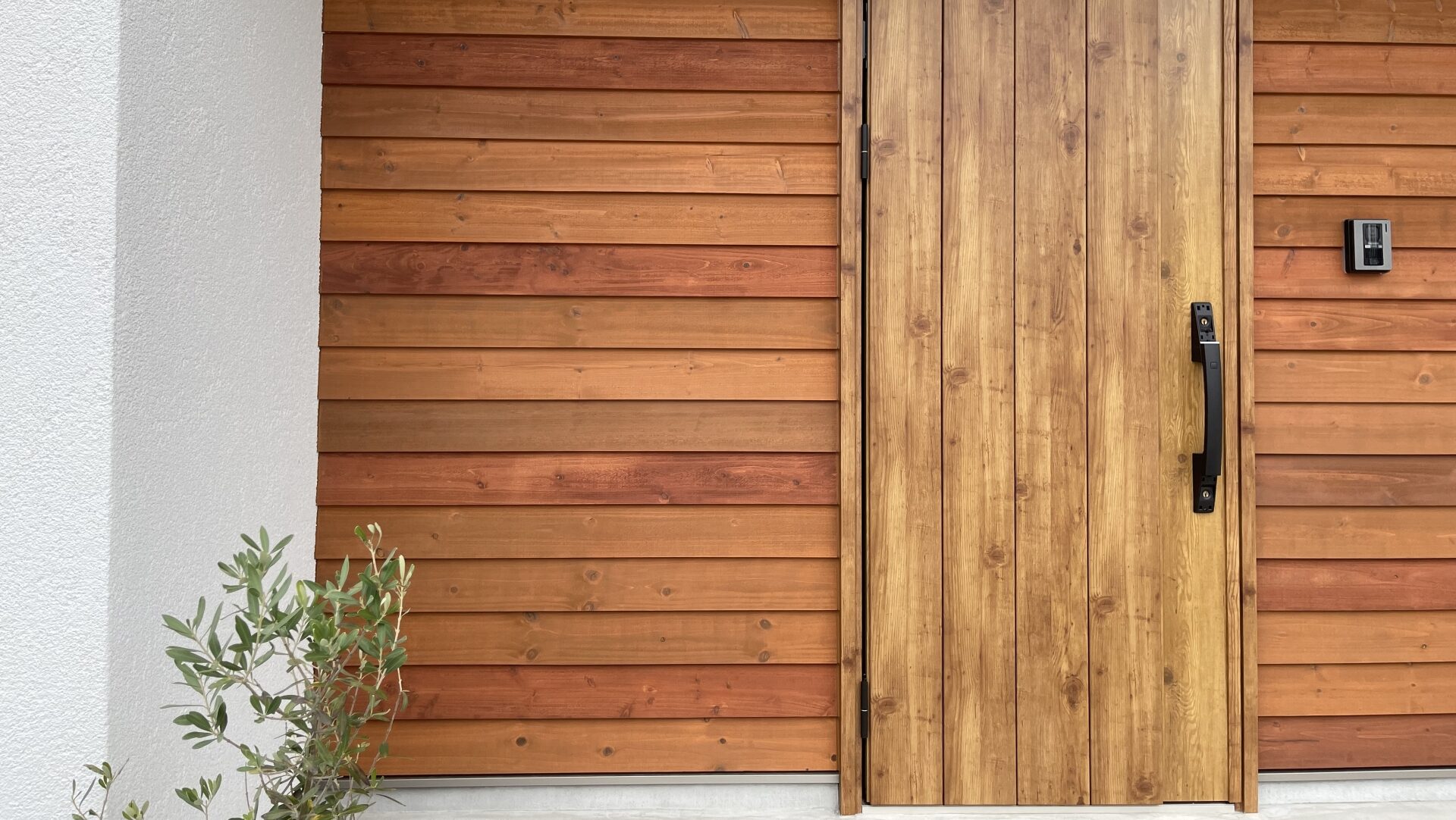 福岡での外壁リフォーム事例:玄関だけ違う色を取り入れたデザイン