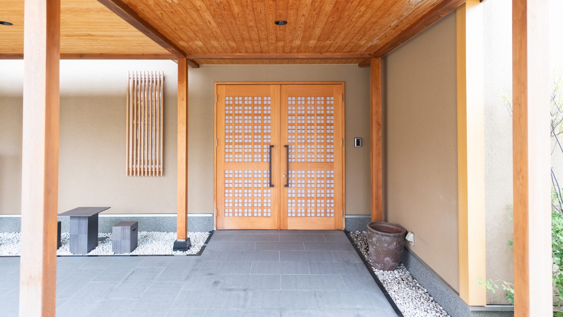 外壁の玄関だけ違う色にする際の費用と工期の目安