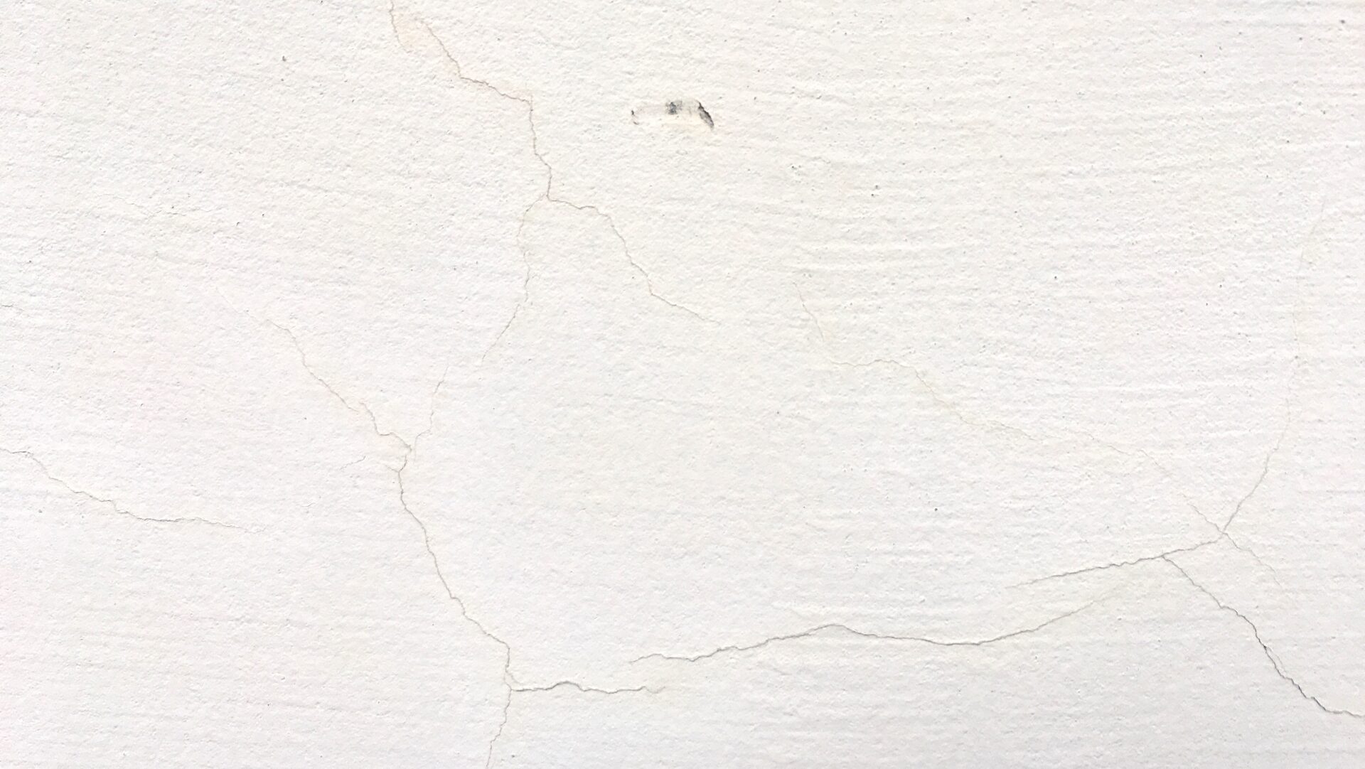 外壁に発生するひび割れの種類と危険度の見分け方