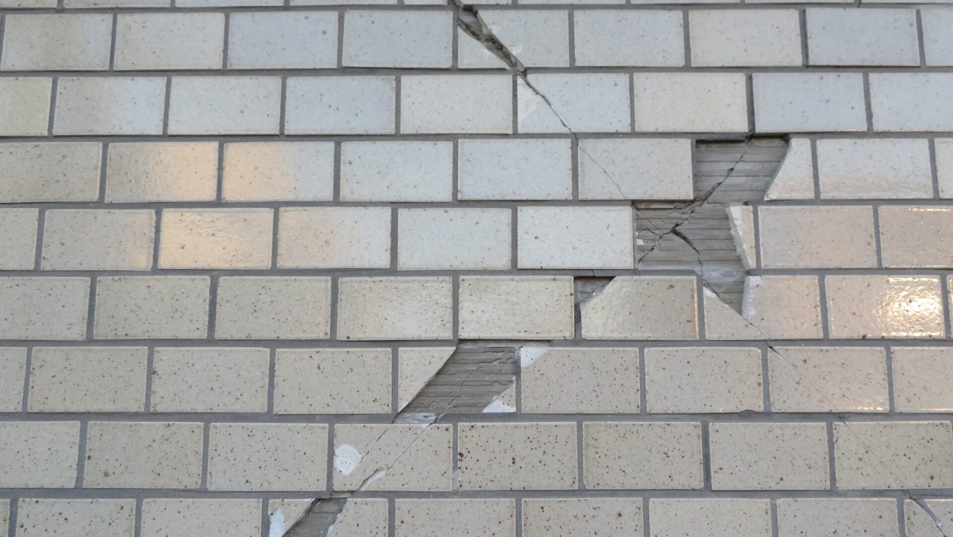 福岡の地域特性：なぜ外壁の剥がれが起きやすいのか