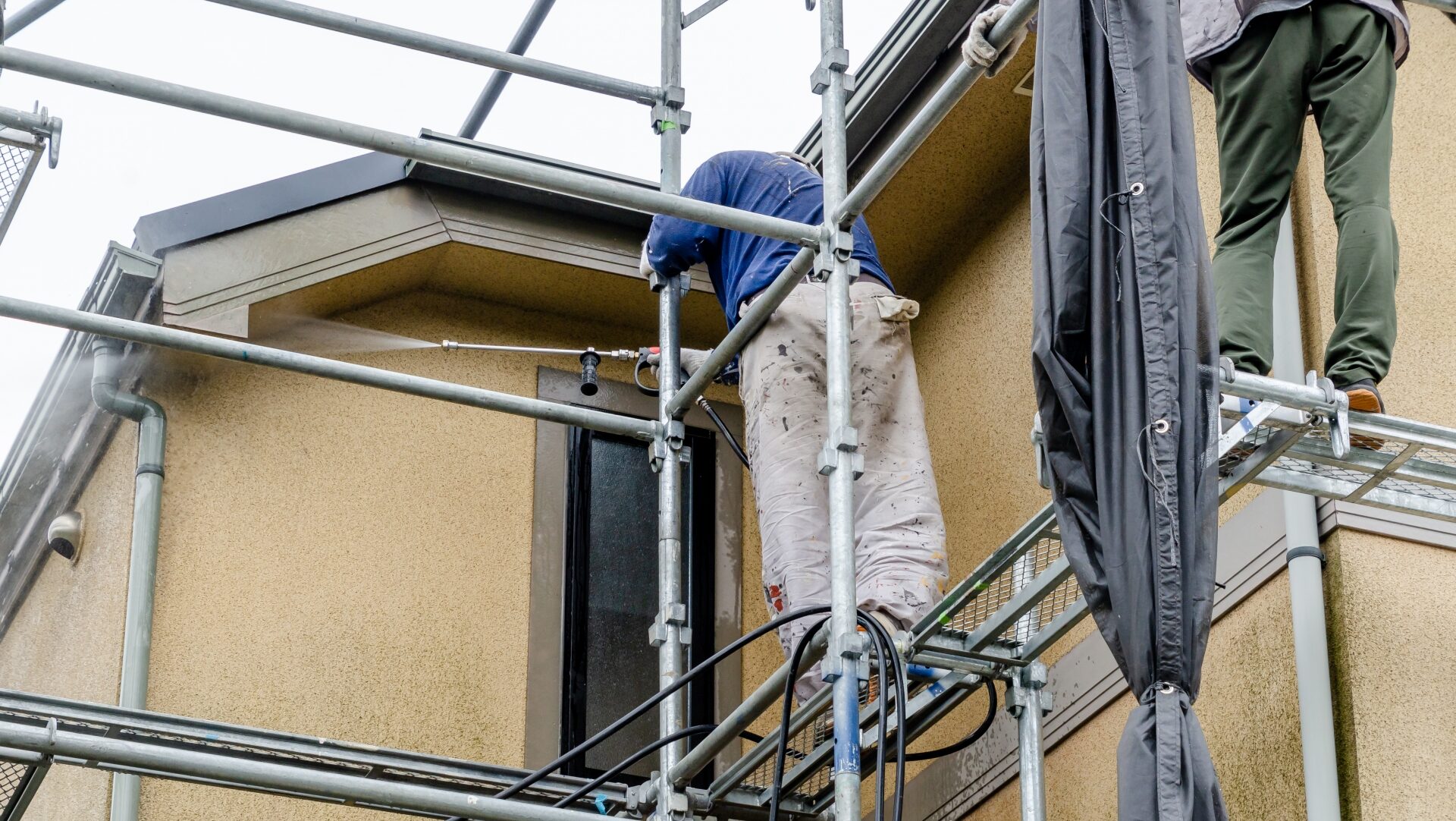 塗料の種類によって変わる屋根や壁の塗装費用相場