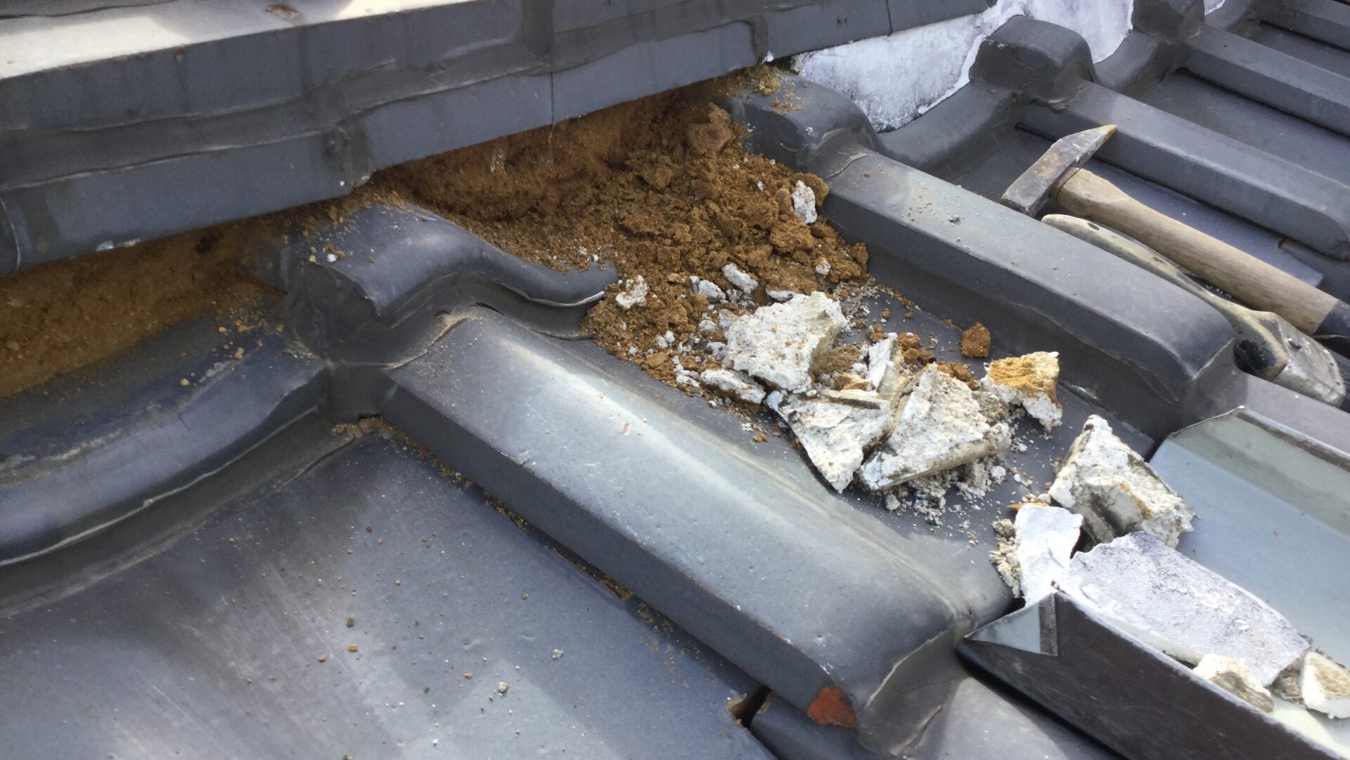 屋根瓦のメンテナンス時期を見極めるセルフチェック項目