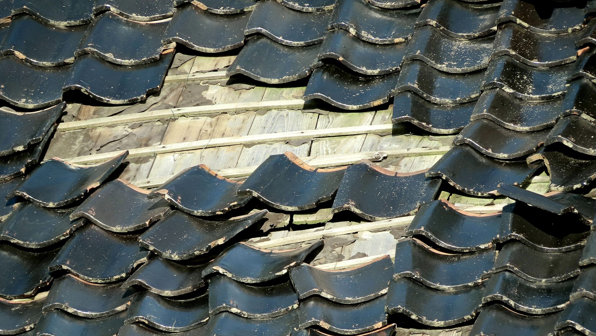 屋根瓦の葺き替え費用を左右する要因と耐用年数