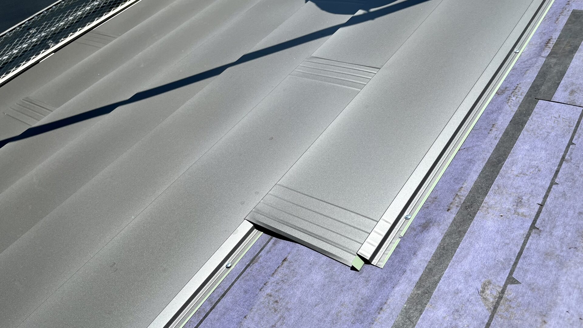 屋根カバー工法を選ぶメリットと知っておくべきデメリット