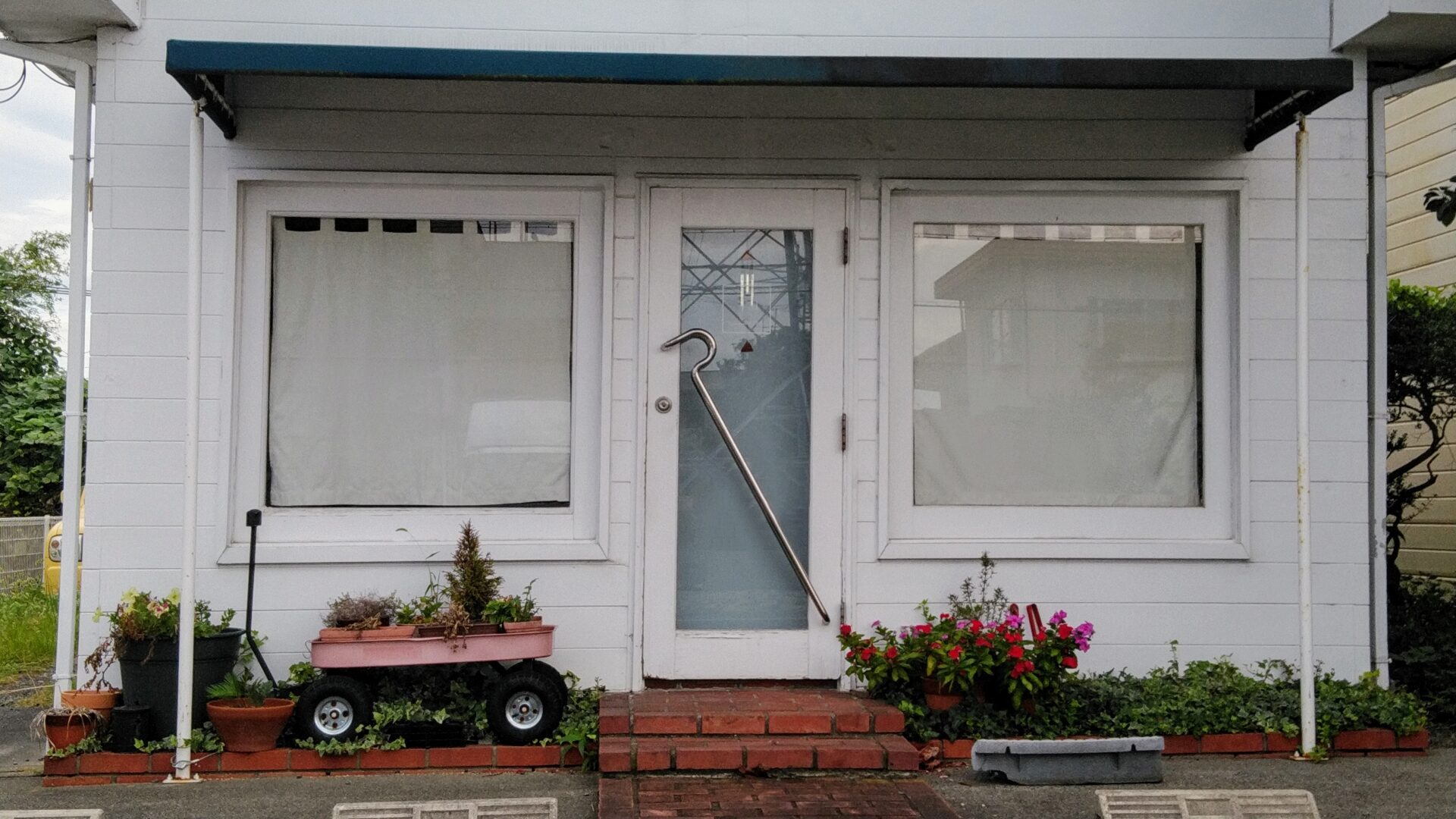 玄関アプローチに屋根を設置するメリットと後付けの必要性