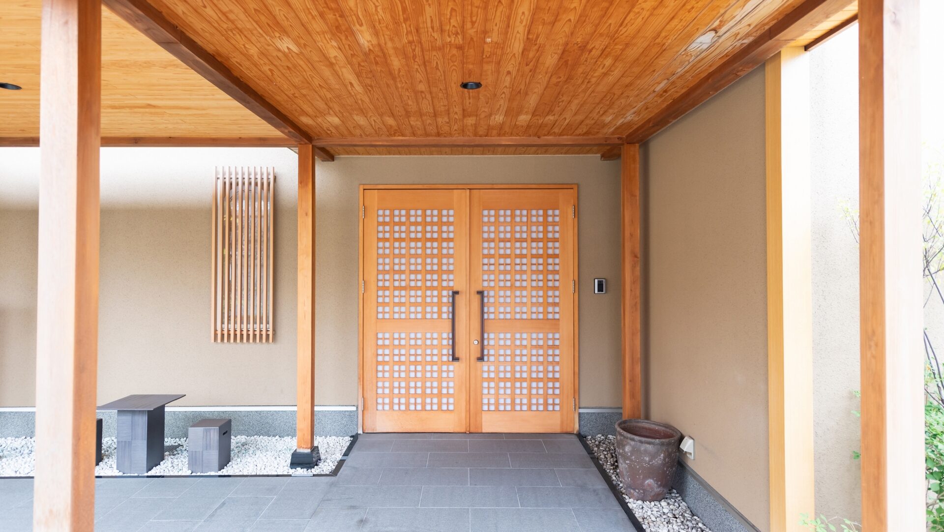 福岡の気候に合わせた玄関アプローチの屋根選びのポイント