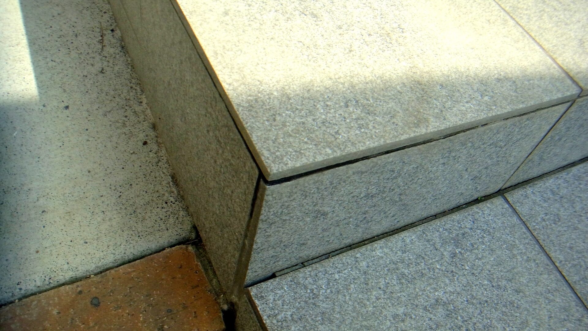 玄関タイルの剥がれを放置するリスクと悪影響