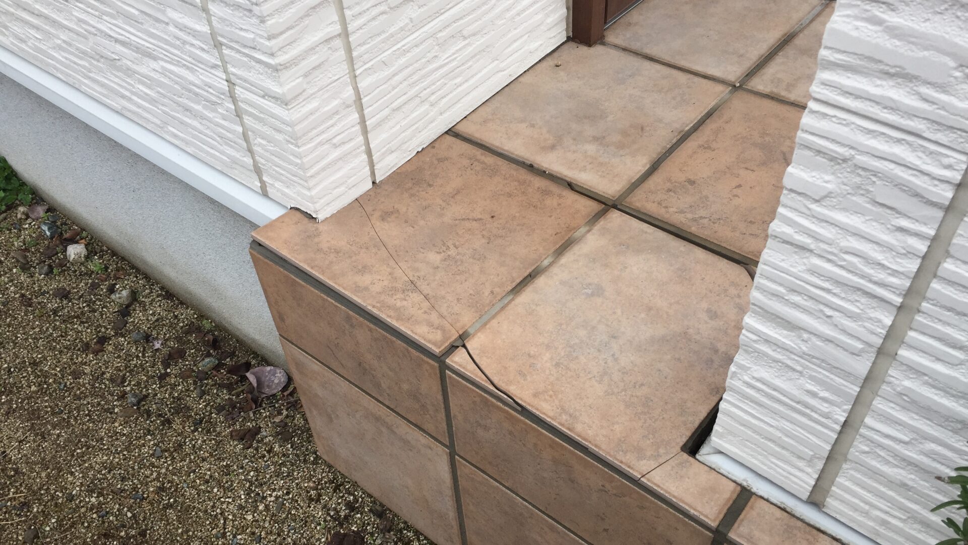 玄関タイルの剥がれを解消する具体的な補修方法