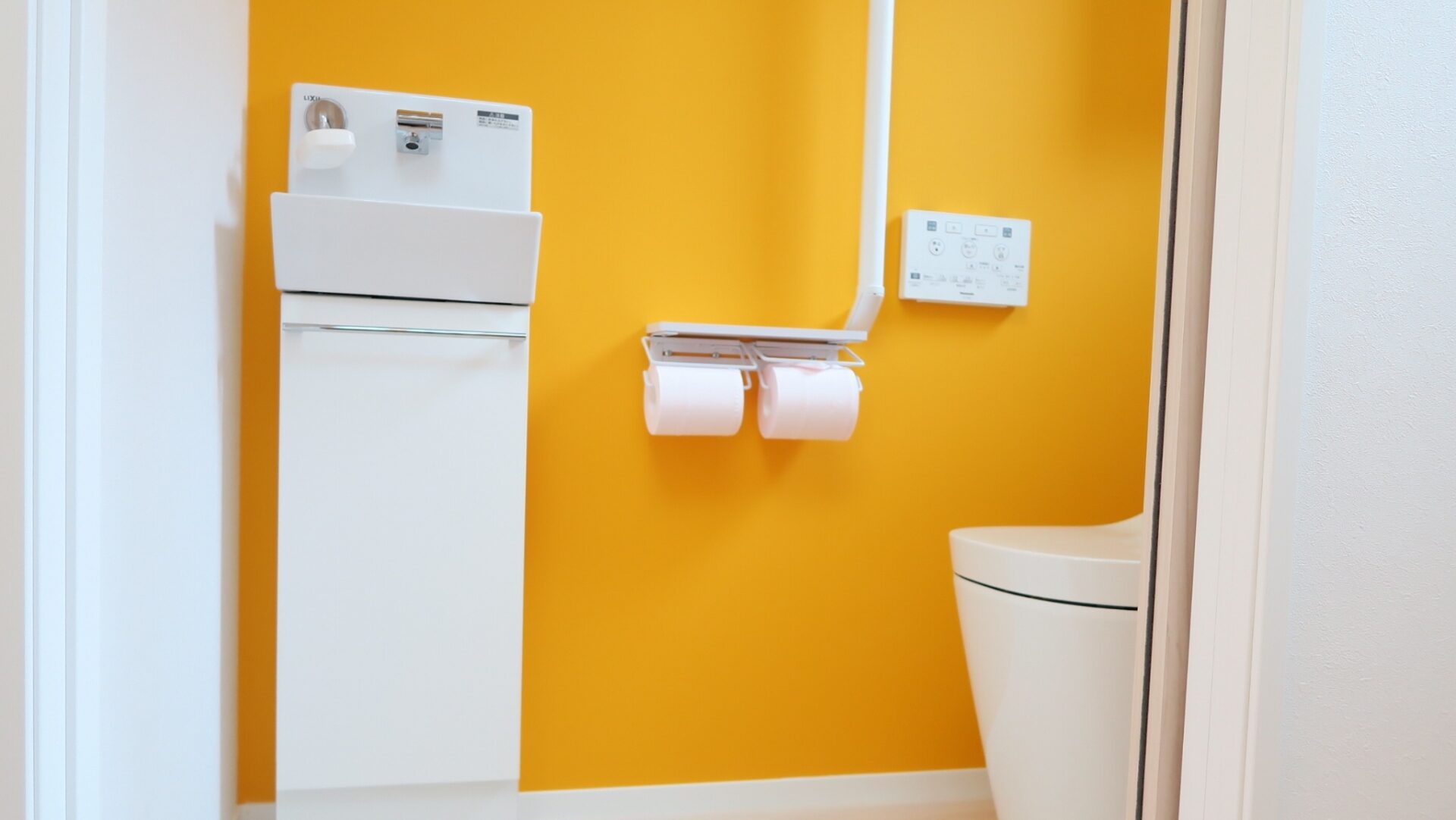 福岡の気候に適したトイレの壁紙の機能性と選び方