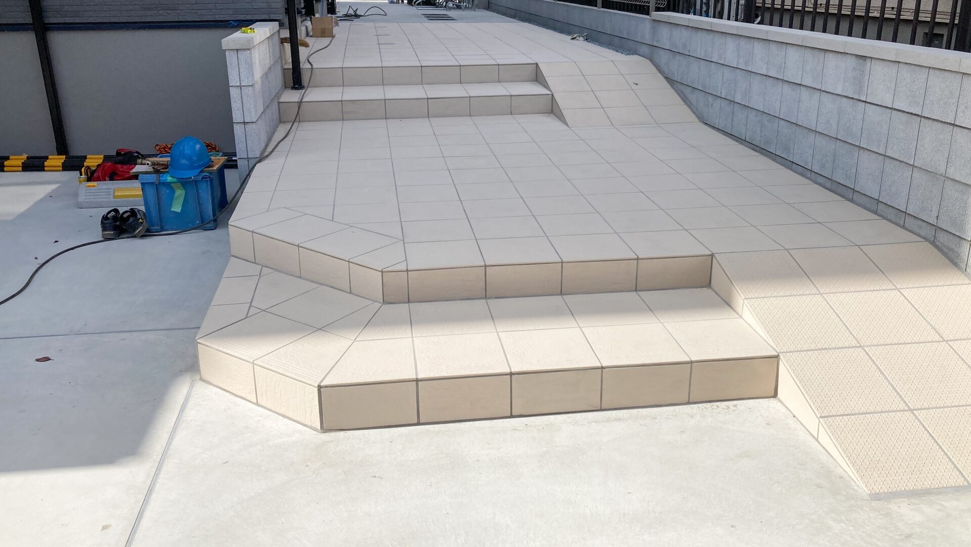 玄関アプローチにスロープを作る際の重要ポイント