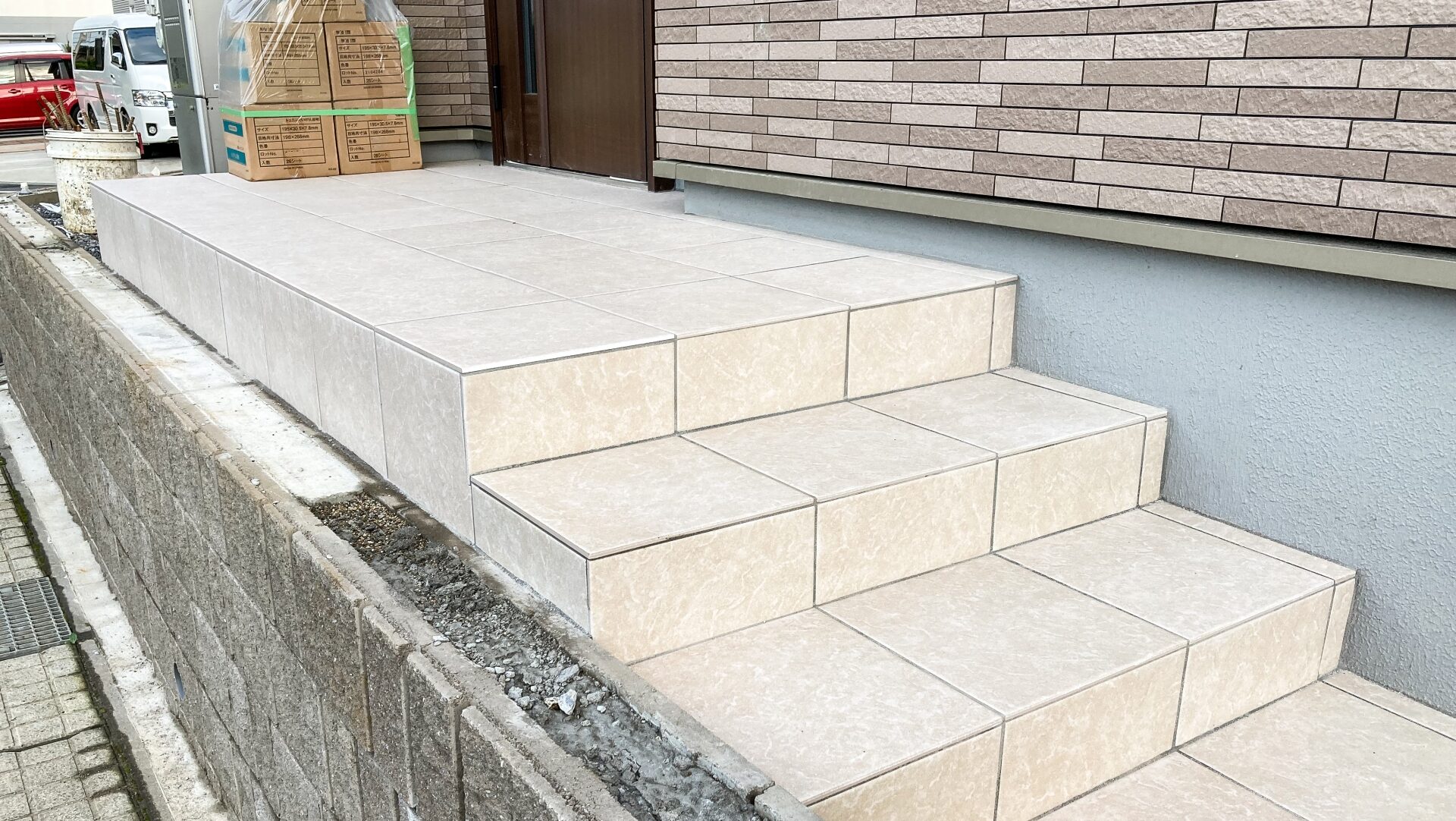 玄関ポーチのタイルの張り替え費用を左右する要因