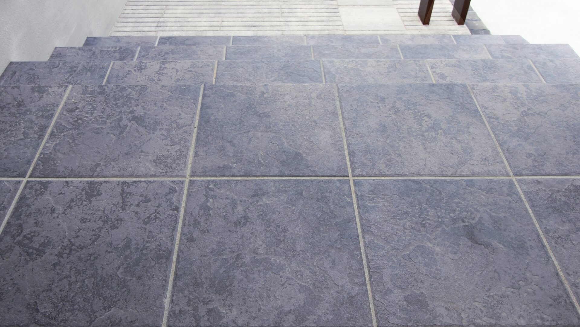 玄関ポーチのタイル選びで失敗しないためのポイント