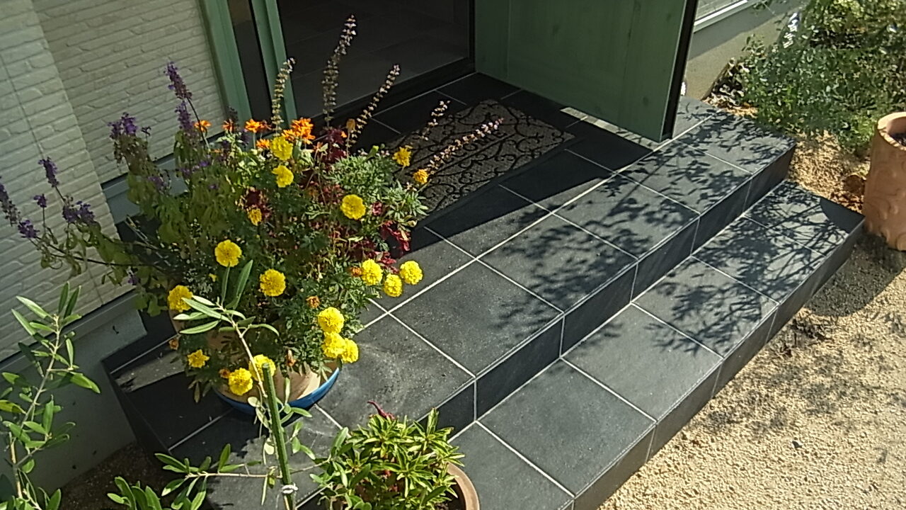 玄関ポーチのタイルの張り替え工事の流れと期間