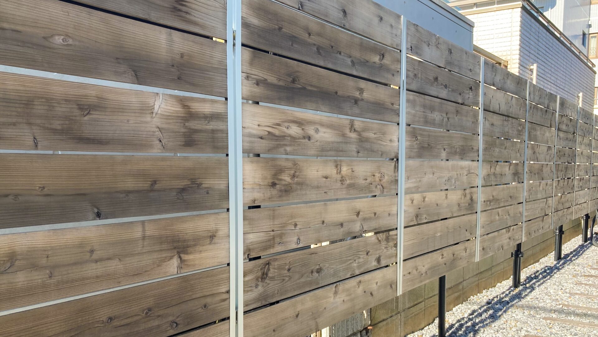 玄関アプローチの目隠しフェンスを選ぶメリットと注意点