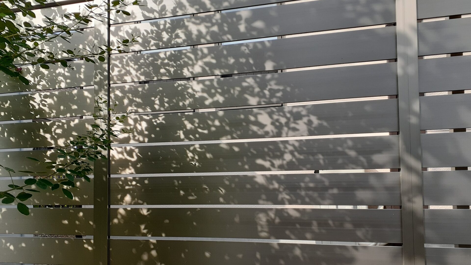 素材やデザインで決まる玄関アプローチの目隠しフェンス