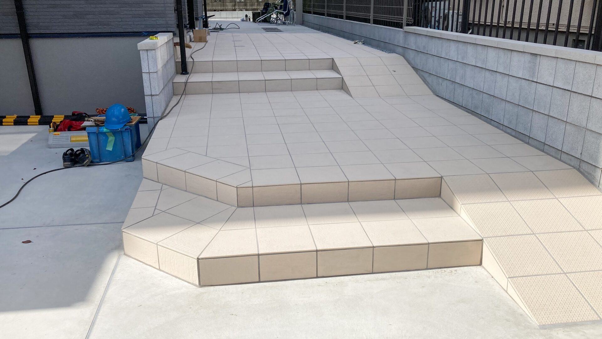 福岡での玄関アプローチのリフォーム費用を左右する付帯工事