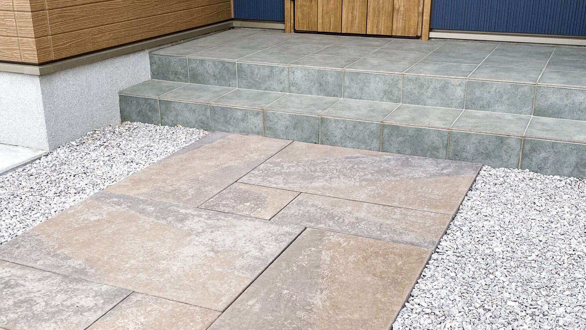 玄関アプローチのリフォーム費用を抑えるための素材選びのコツ