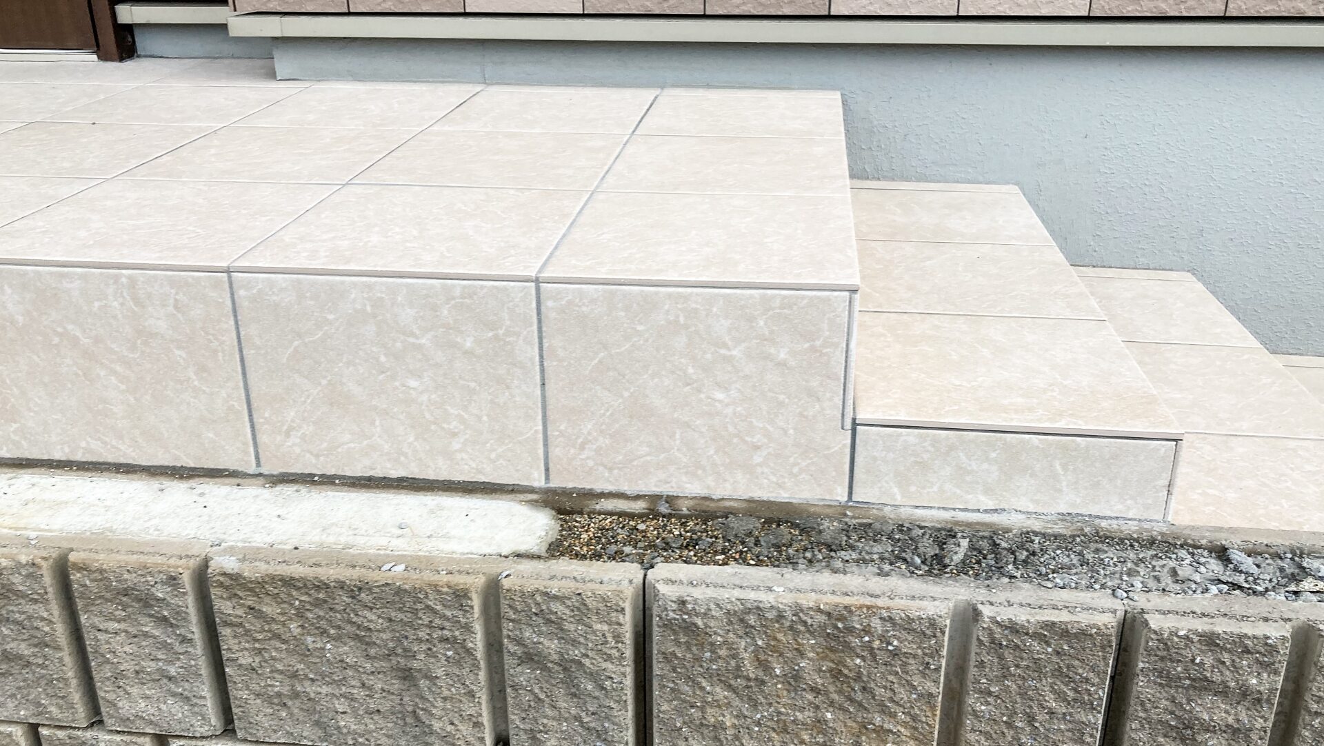 玄関のアプローチ階段タイル選びで失敗しないポイント