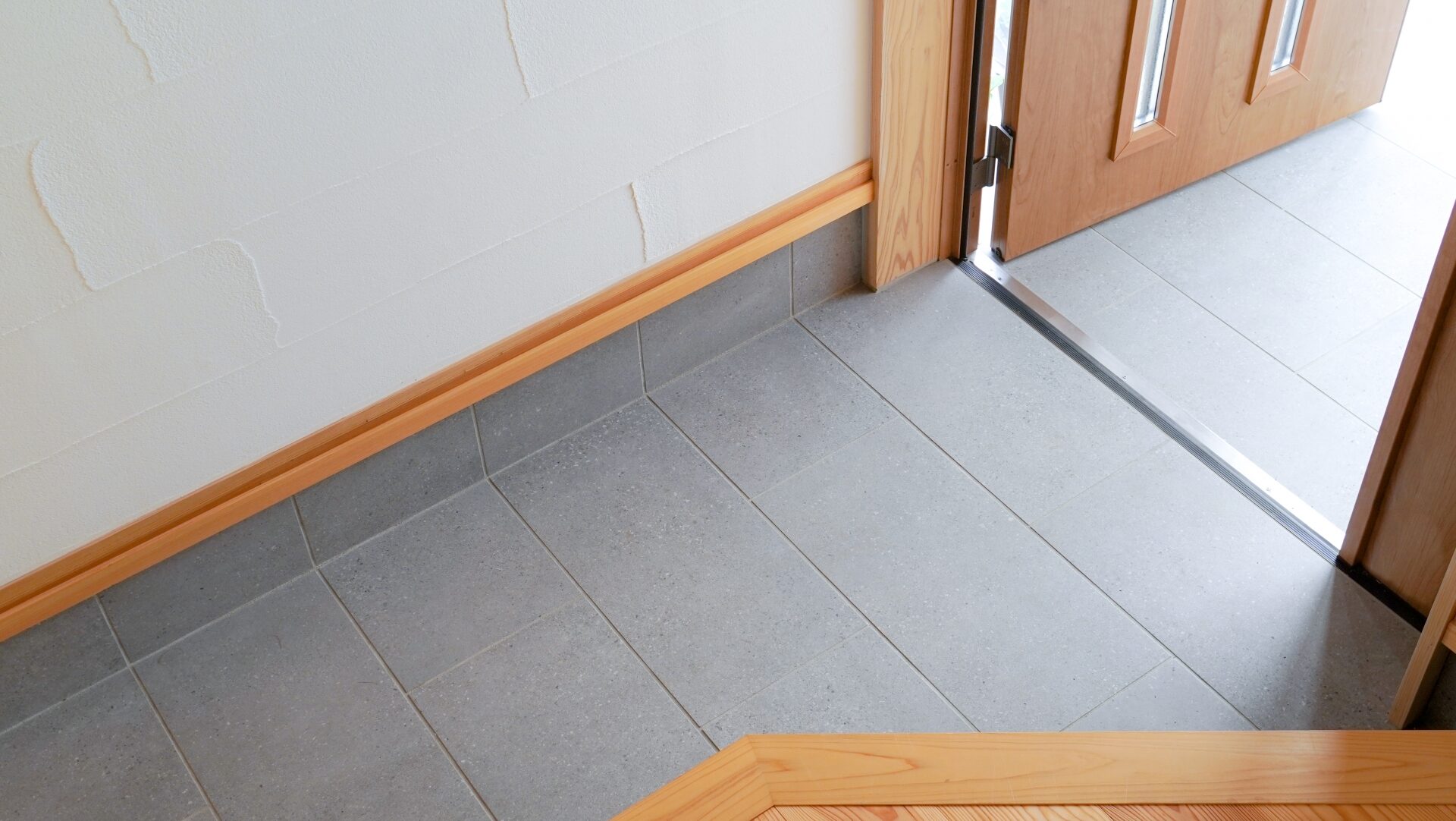 玄関タイルの張り替えを業者に依頼するメリットと費用相場