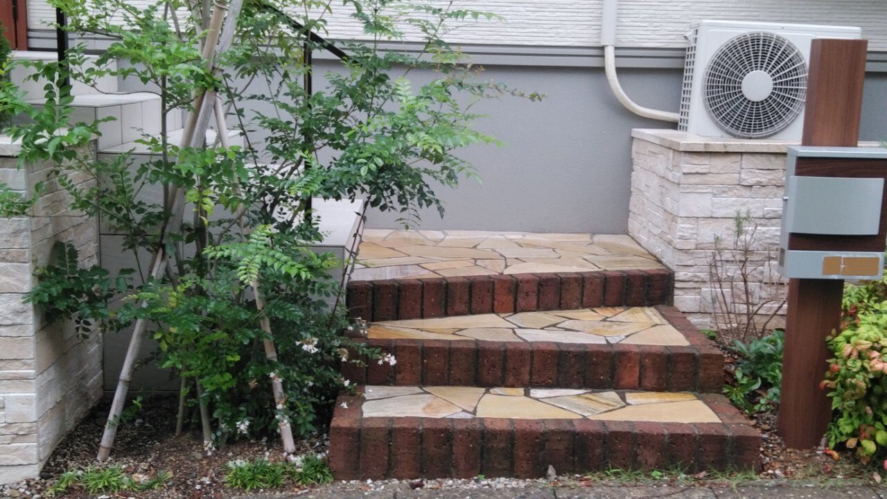 人気のテイスト別！玄関アプローチ階段のデザイン事例