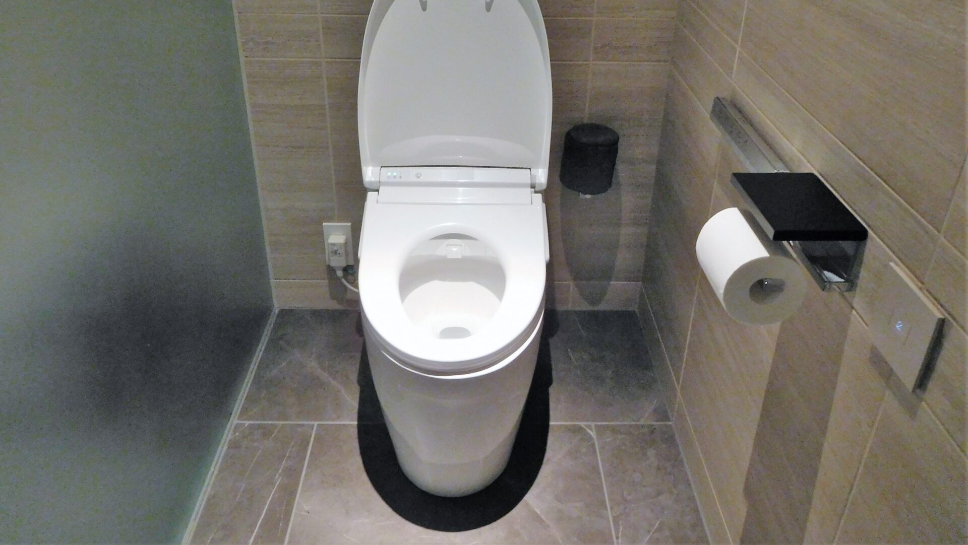 トイレの床張替えにおけるフロアタイルとクッションフロアの比較