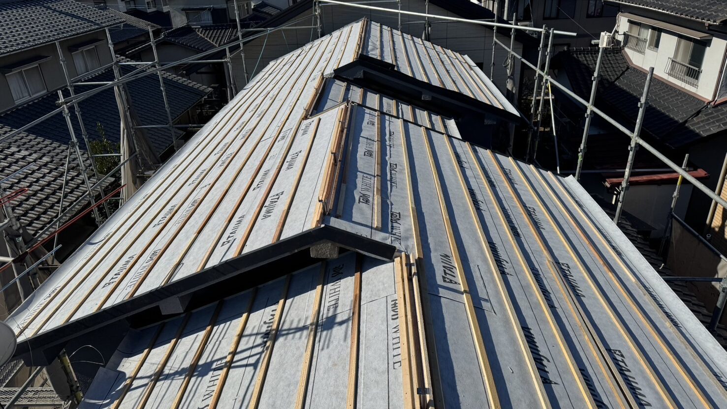 屋根瓦の葺き直しと葺き替えの違いとは？