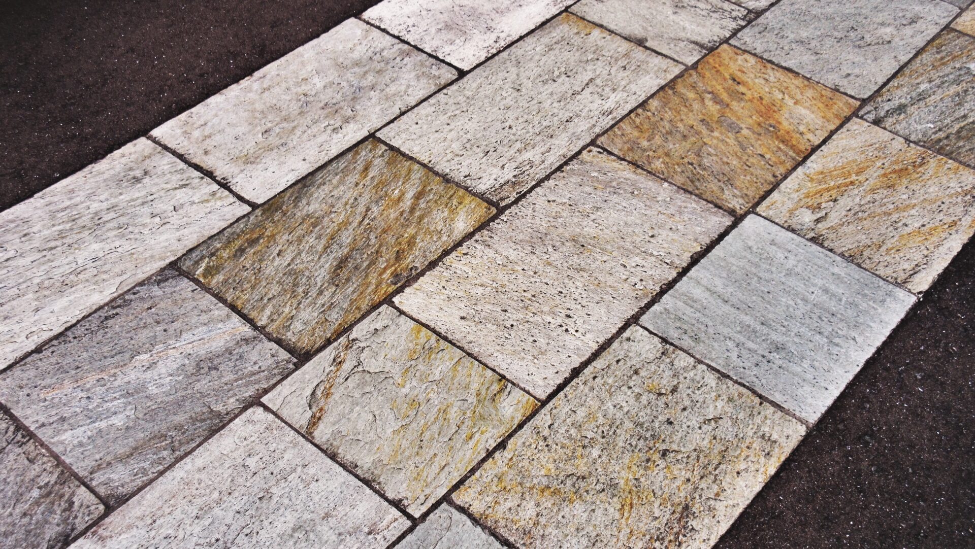 石張りの種類とデザインの選び方