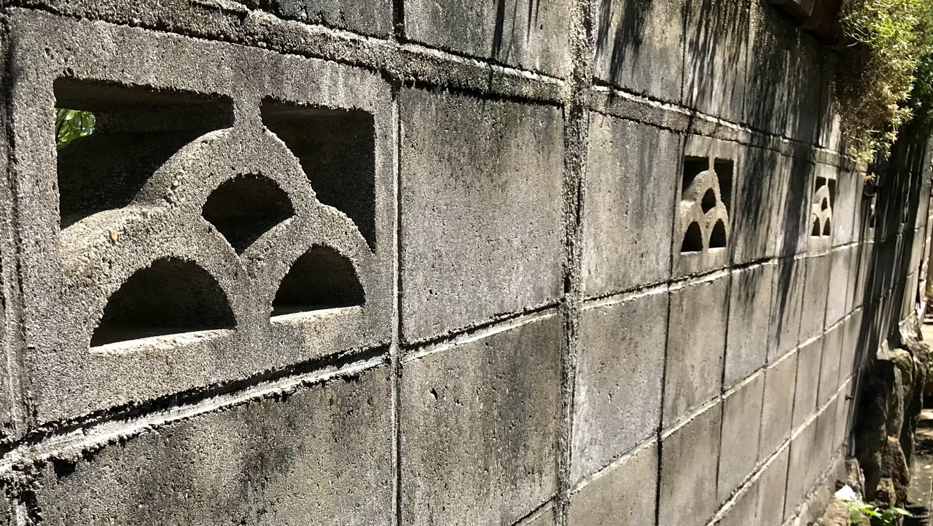 なぜブロック塀は傾く？主な4つの原因