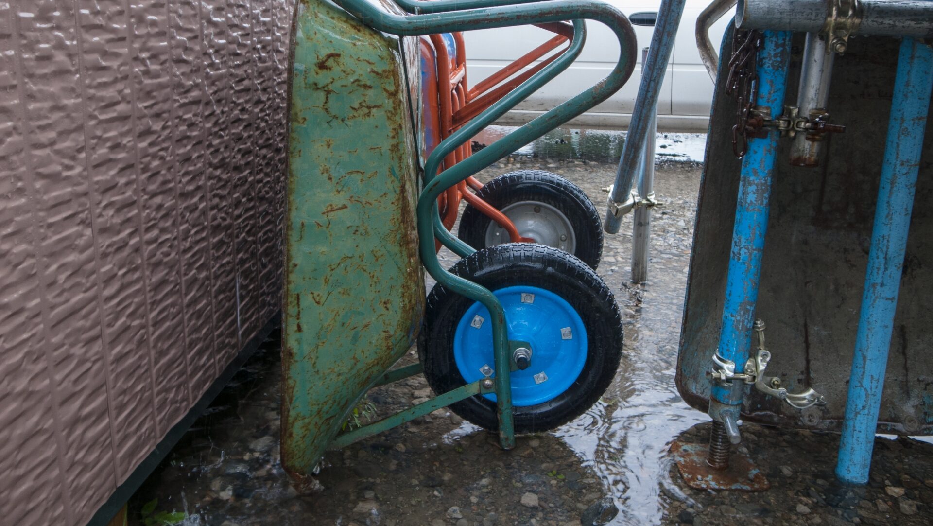 雨天時のコンクリート工事はどうなる？影響と対応