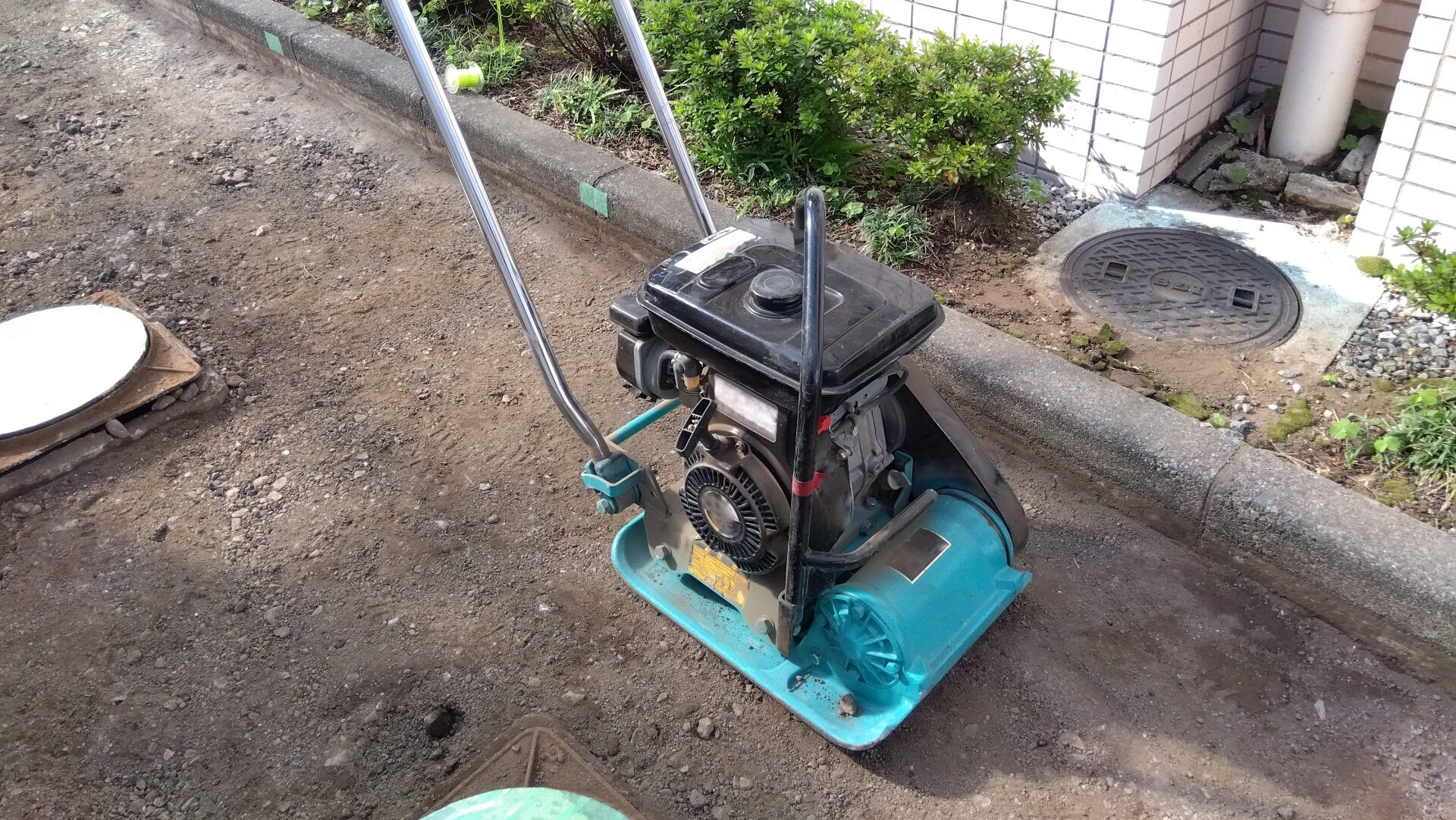 厚さだけでは不十分！駐車場コンクリートの強度を決める4つの重要ポイント