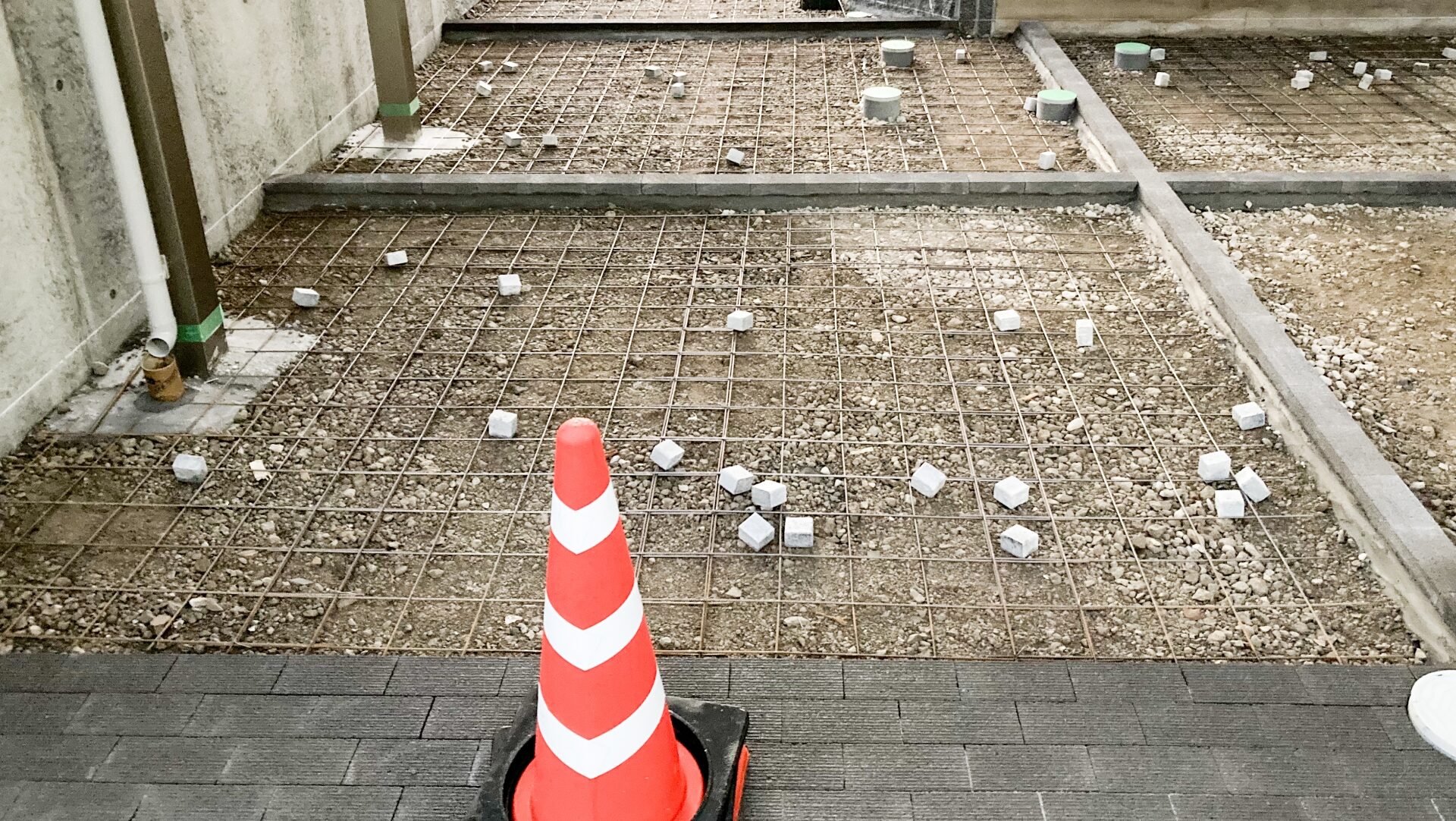 費用を構成する主な内訳（掘削・残土処分・砕石・ワイヤーメッシュなど）