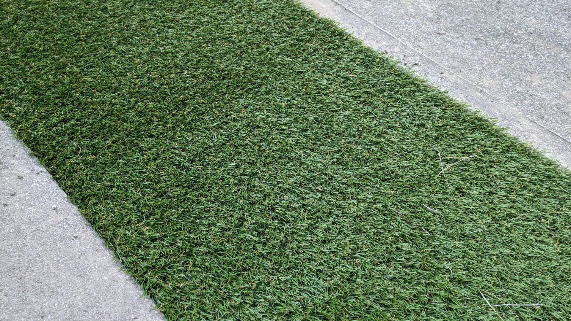 タイヤが乗る部分（轍）のみをコンクリートにする
