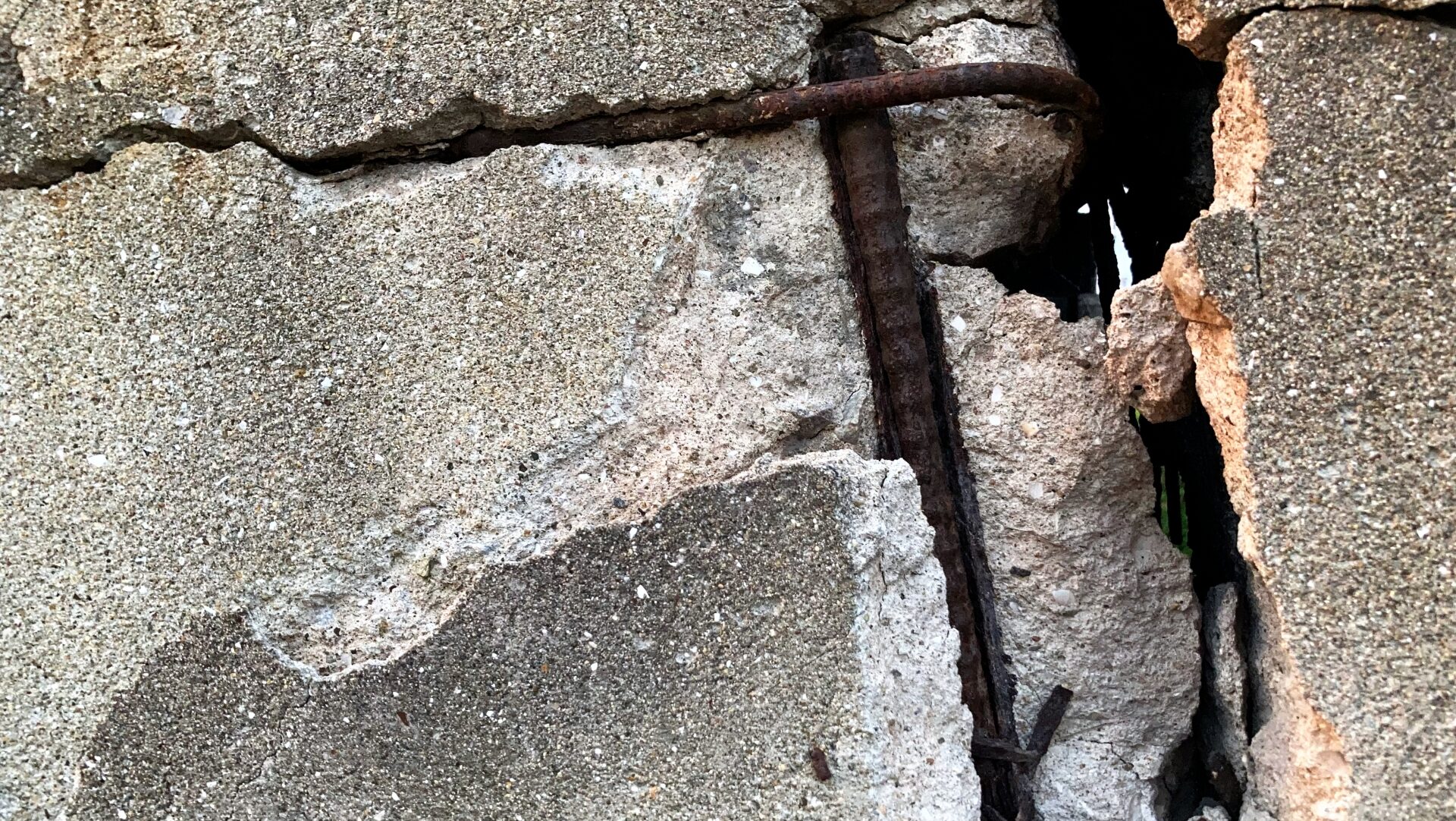 建物の構造強度が低下し倒壊の恐れが生じる